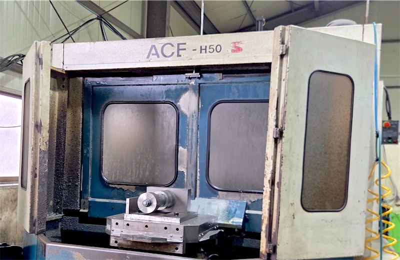 두산 ACE-H50S, 지그에 공작물이 고정된 모습